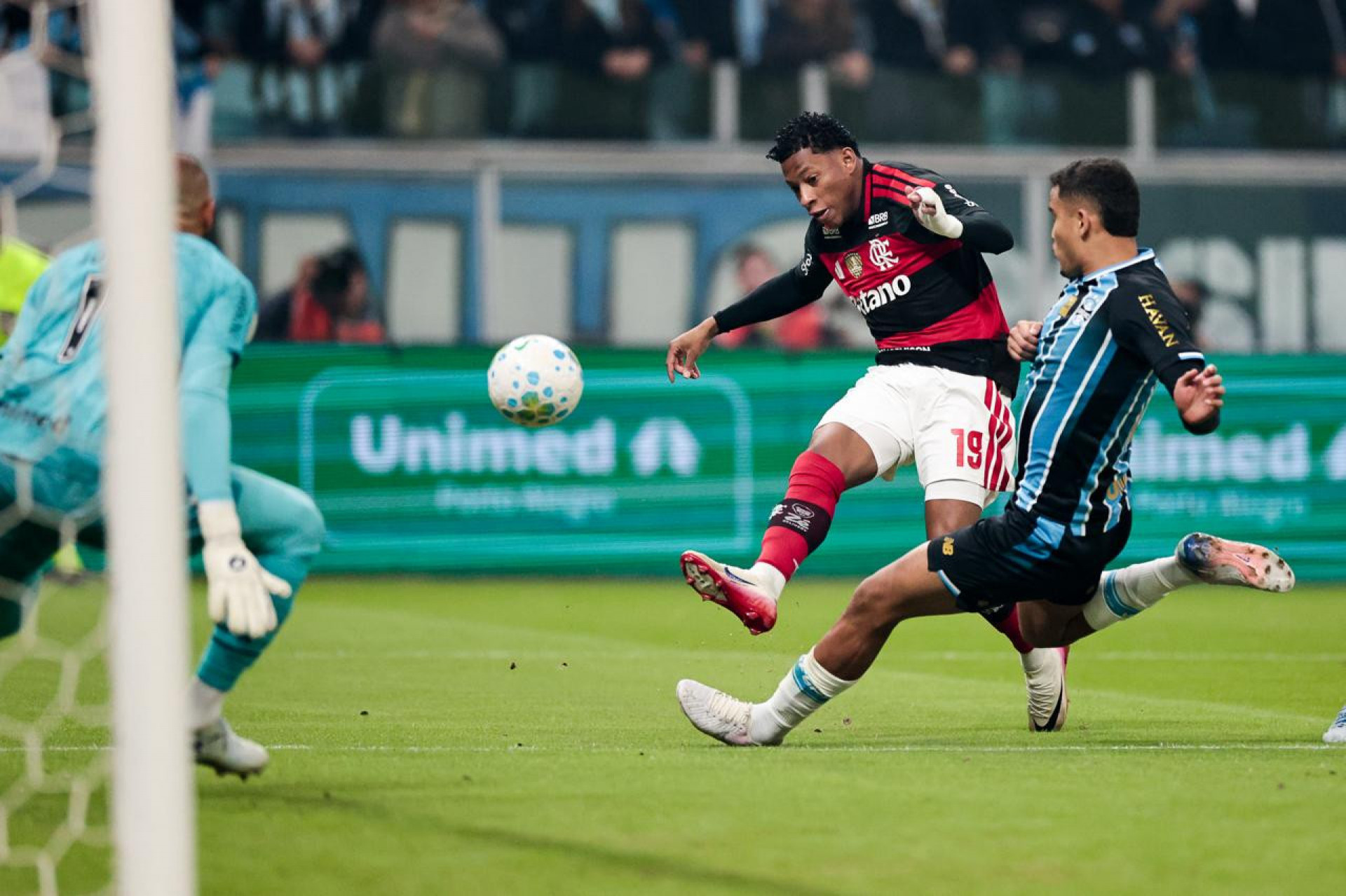 Gonzalo Plata mandou uma bola no travess&atilde;o em Gr&ecirc;mio x Flamengo - Gilvan de Souza/Flamengo