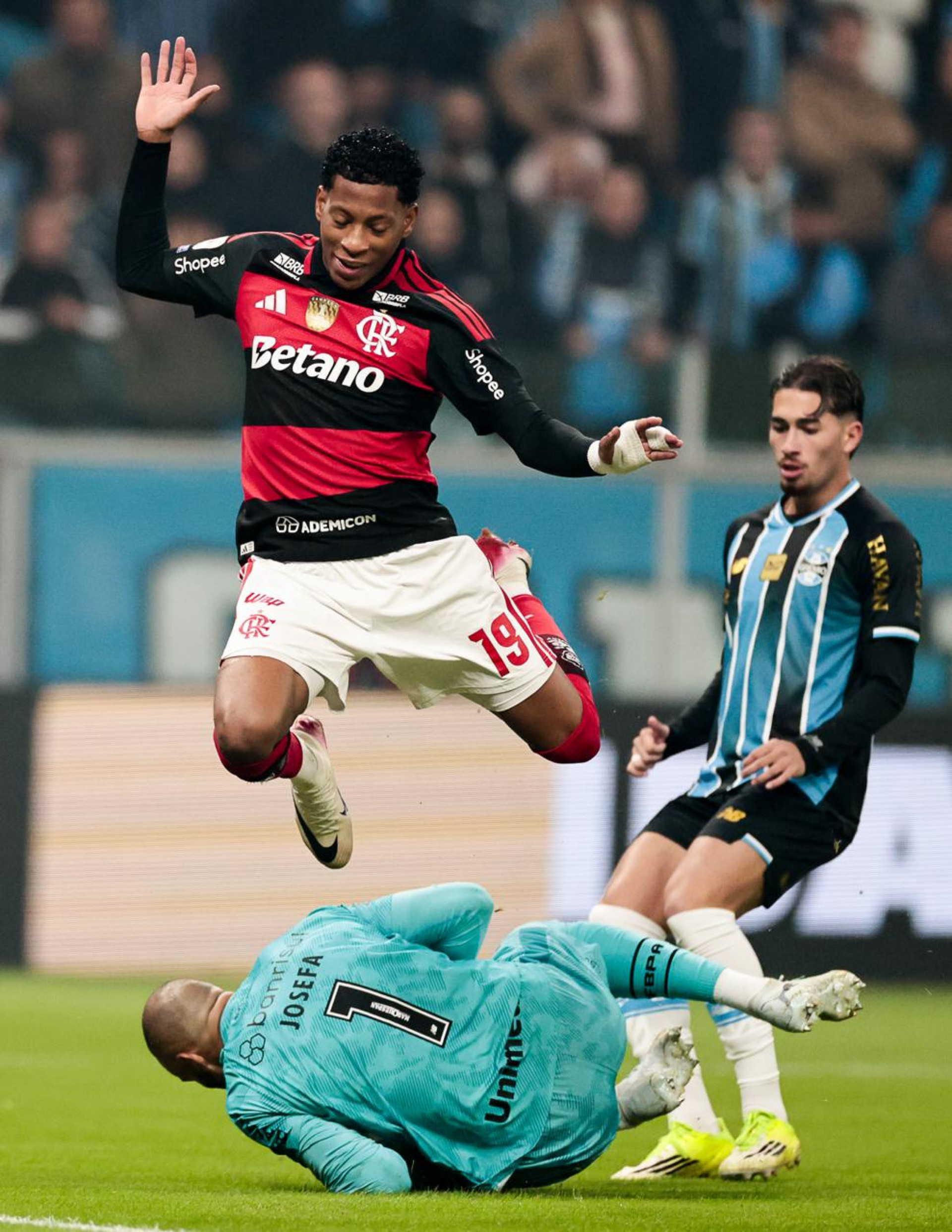 Weverton sai nos p&eacute;s de Gonzalo Plata em Gr&ecirc;mio x Flamengo - Gilvan de Souza/Flamengo