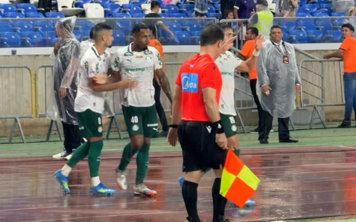 CBF divulga &aacute;udios do VAR de gol anulado do Palmeiras e expuls&atilde;o do Remo