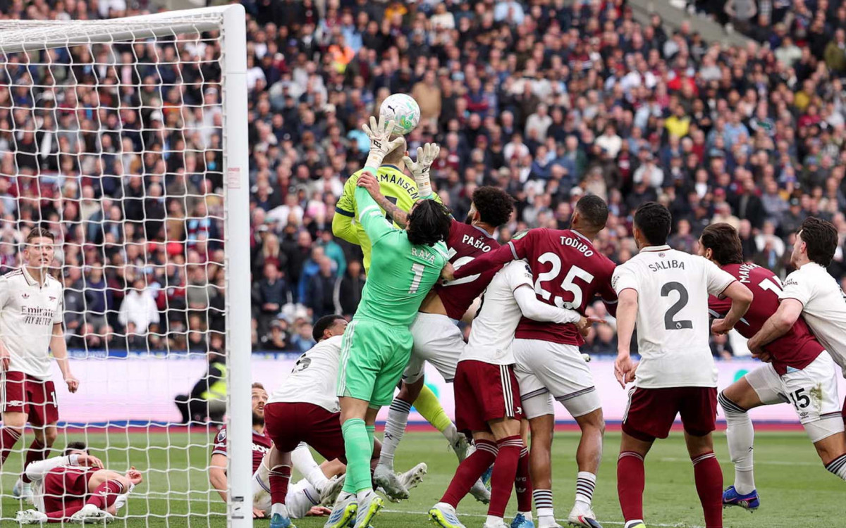 Arsenal vence West Ham na 36ª rodada, fica mais perto do título da Premier League e praticamente sacramenta rebaixamento dos Hammers.