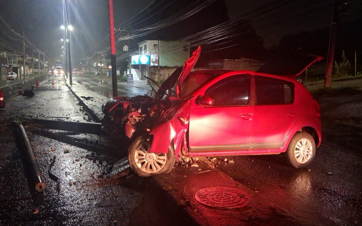 Carro atinge poste e deixa dois feridos em Campo Grande