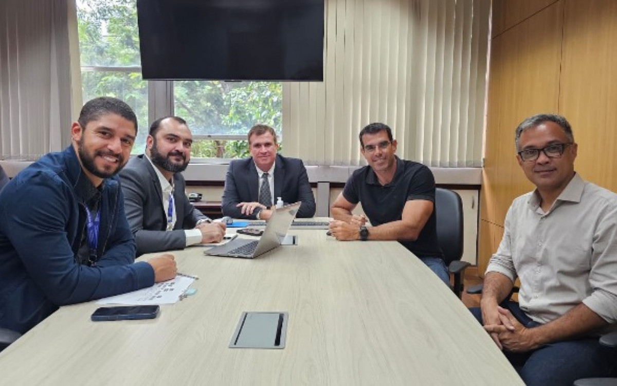 Durante a reunião, Fabinho apresentou vídeos e relatórios técnicos mostrando a realidade do bairro e reforçando a necessidade de acelerar o andamento do projeto.