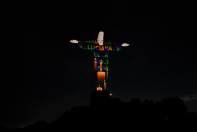 Cristo Redentor recebe projeção em homenagem às vítimas da Covid-19