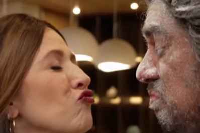 Dani Calabresa e Marcelo Adnet dão quase beijo em cena 