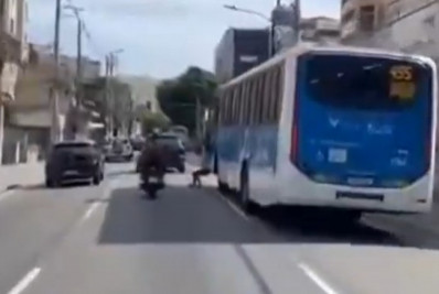Vídeo: Homem é arrastado por ônibus em movimento por mais de 200 metros na Zona Norte