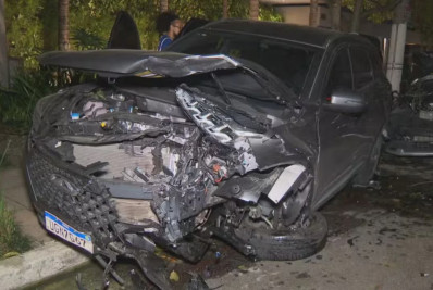 Motorista de Porsche é preso após bater em quatro carros estacionados em SP
