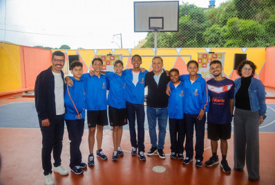 Prefeitura entrega uniformes de inverno para alunos da Rede Municipal