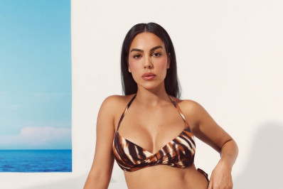 Noiva de Cristiano Ronaldo, Georgina Rodríguez exibe curvas em cliques de biquíni