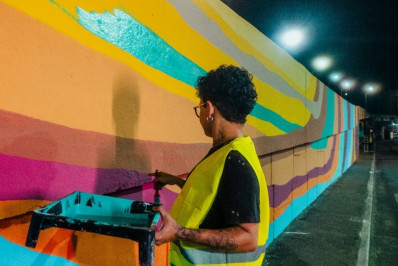 Arte em graffitti faz de ponte no centro de Campos extenso painel multicolorido