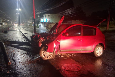 Carro atinge poste e deixa dois feridos em Campo Grande