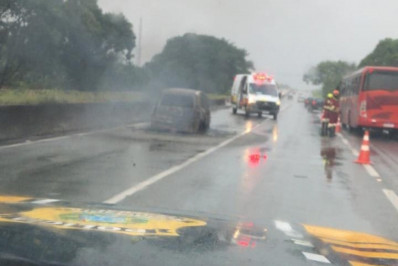 Manifestação com carro incendiado interdita BR-101, em Itaguaí