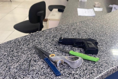 Homem é preso após perseguir mulher com facas e com simulacro de uma armas no Centro de Maricá