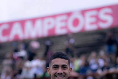 Autor do gol do título, Gustavo Guimarães celebra conquista da Copa Rio Sub-20 pelo Vasco