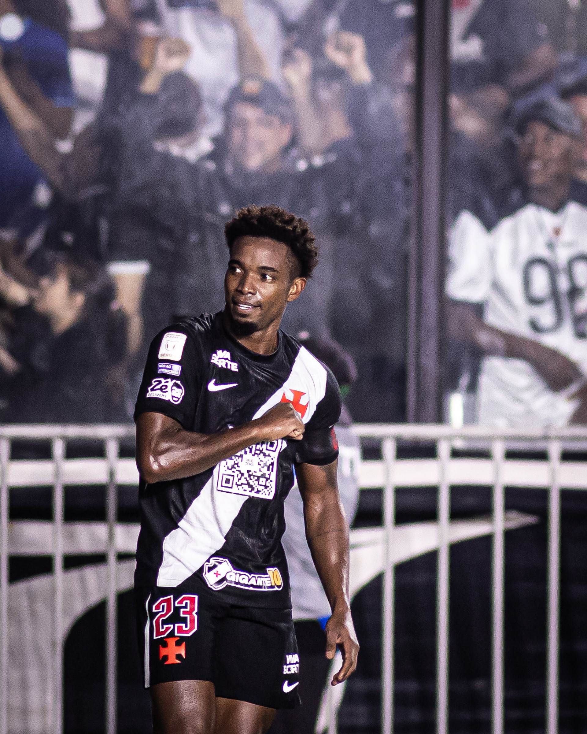 Thiago Mendes no jogo entre Vasco e Athletico-PR