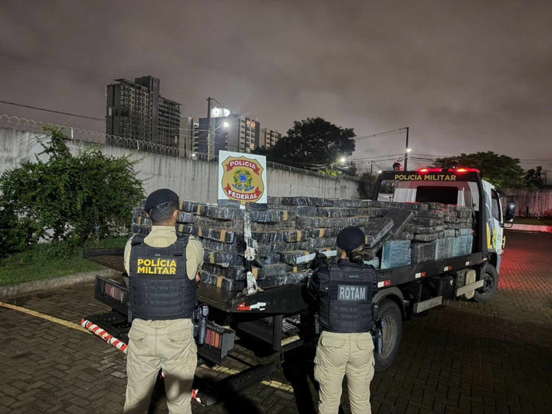 PF e PM apreendem cinco toneladas de maconha no Paraná