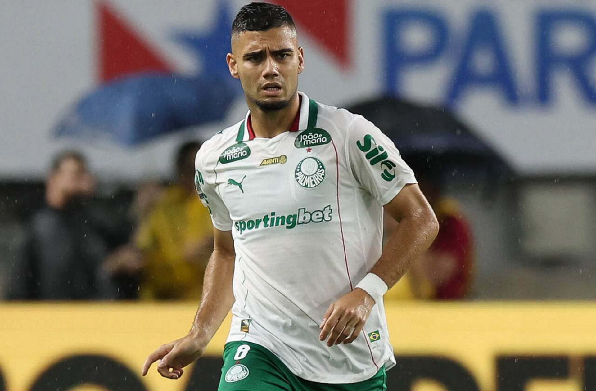 Com dores intensas, Andreas Pereira passar&aacute; por reavalia&ccedil;&atilde;o no Palmeiras