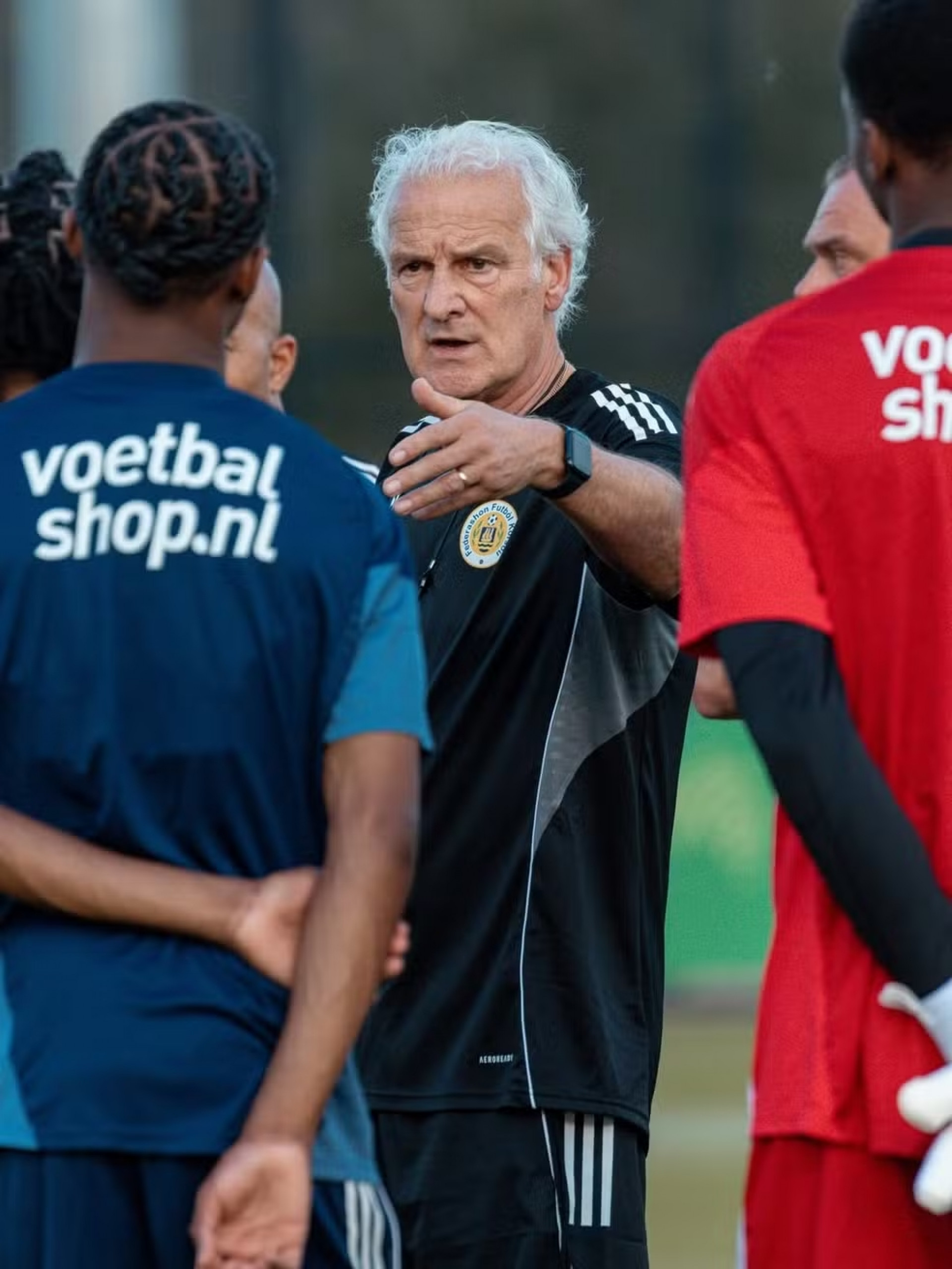 Técnico de Curaçao pede demissão um mês antes da Copa do Mundo