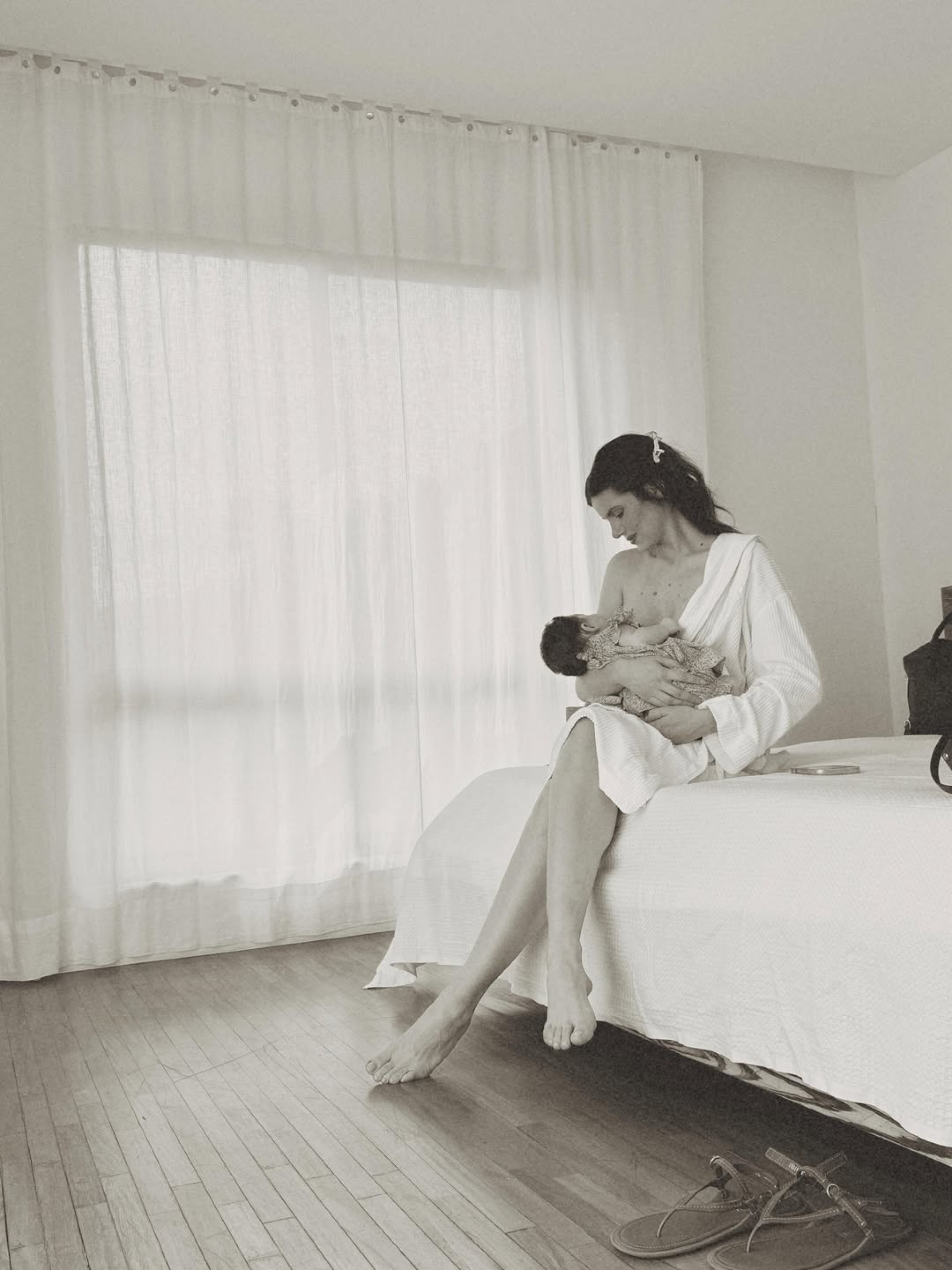 Camila Queiroz e a filha, Clara - Reprodução / Instagram