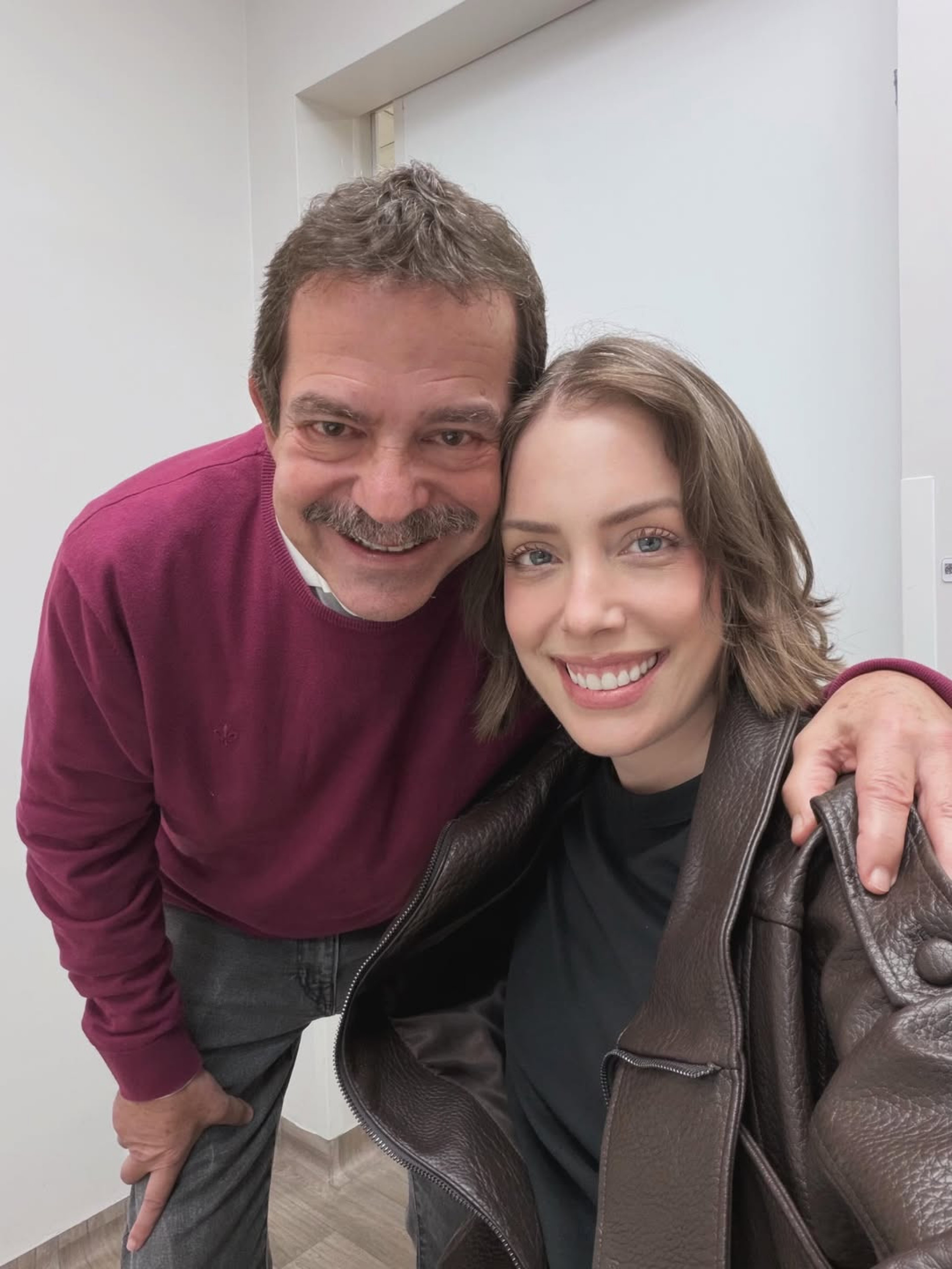 Fabiana Justus posou com m&eacute;dico para celebrar fim do tratamento do c&acirc;ncer  - Reprodu&ccedil;&atilde;o/Instagram