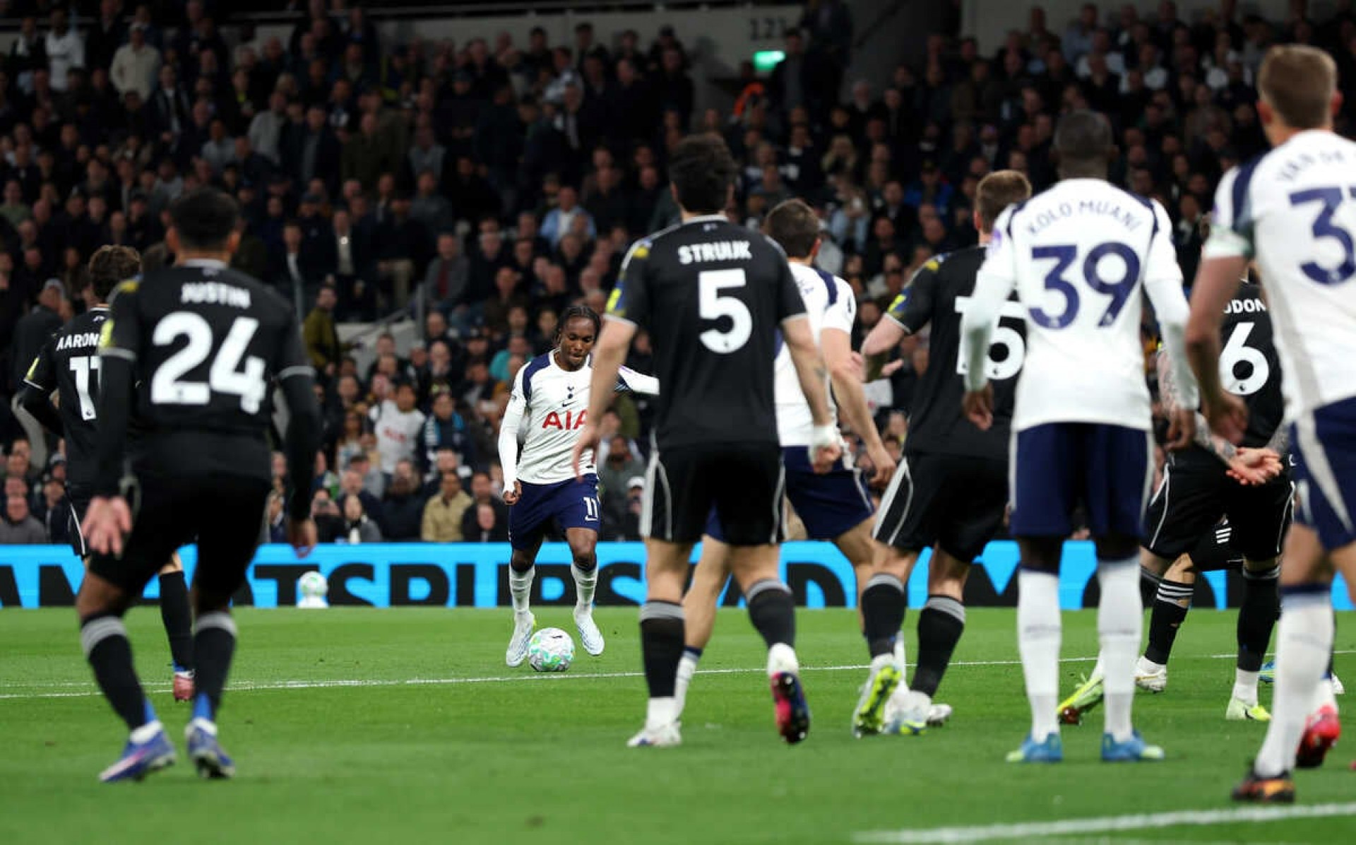 Atacante vai de her&oacute;i a vil&atilde;o, Tottenham empata e segue em risco de queda na Premier League