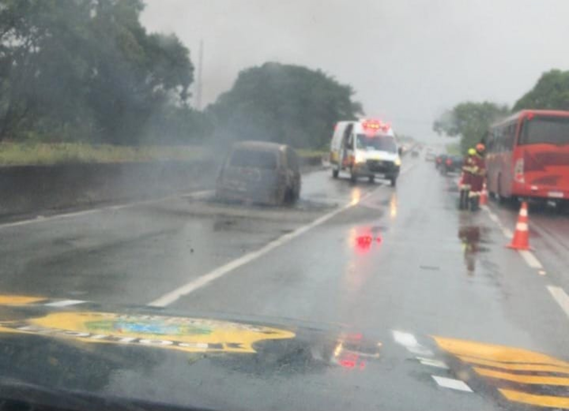 Manifestação com carro incendiado interdita BR-101, em Itaguaí