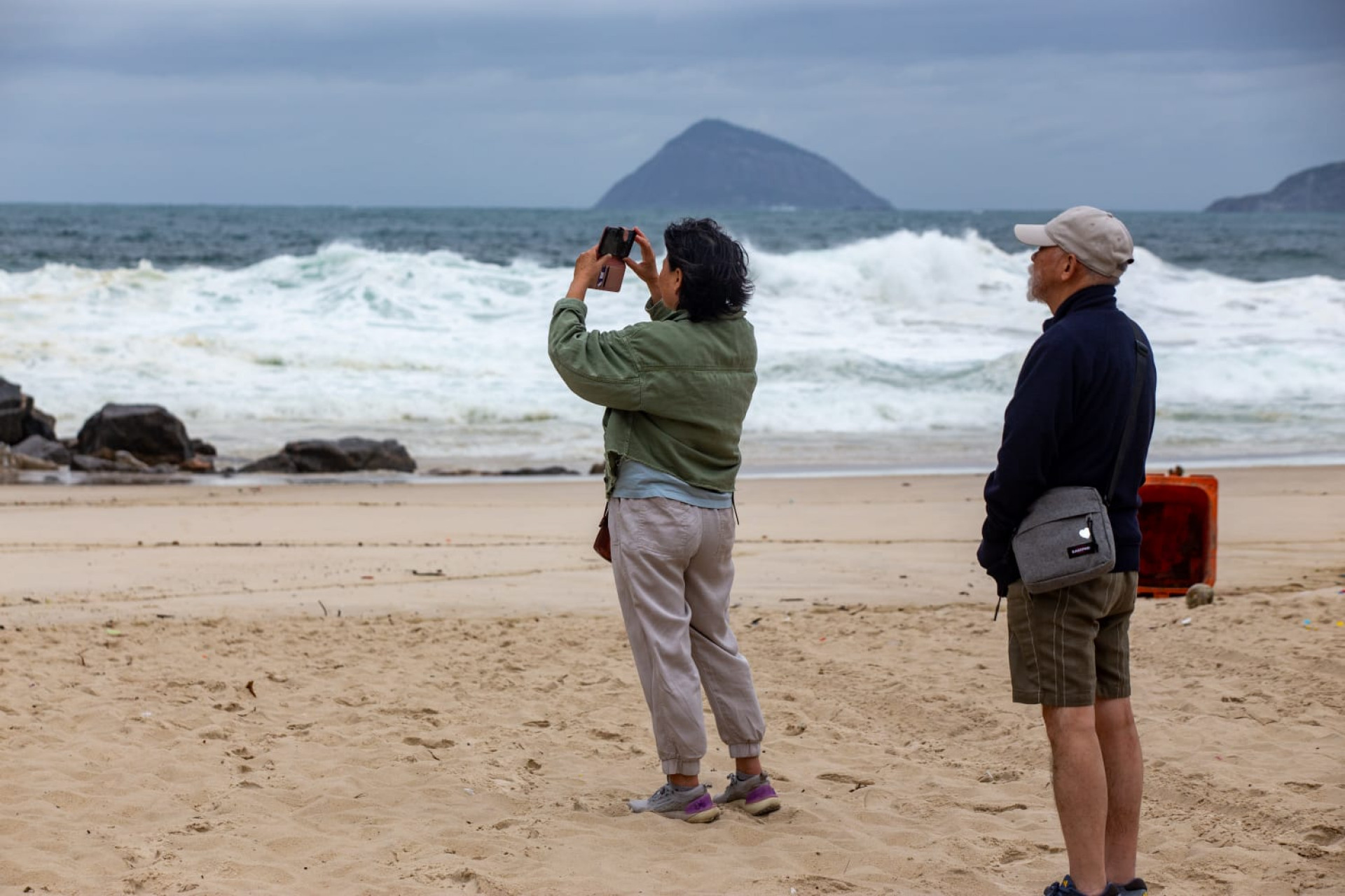 Pessoas fotografando as ondas da Praia do Leme, na Zona Sul, nesta segunda-feira (11) - Érica Martin / Agência O Dia