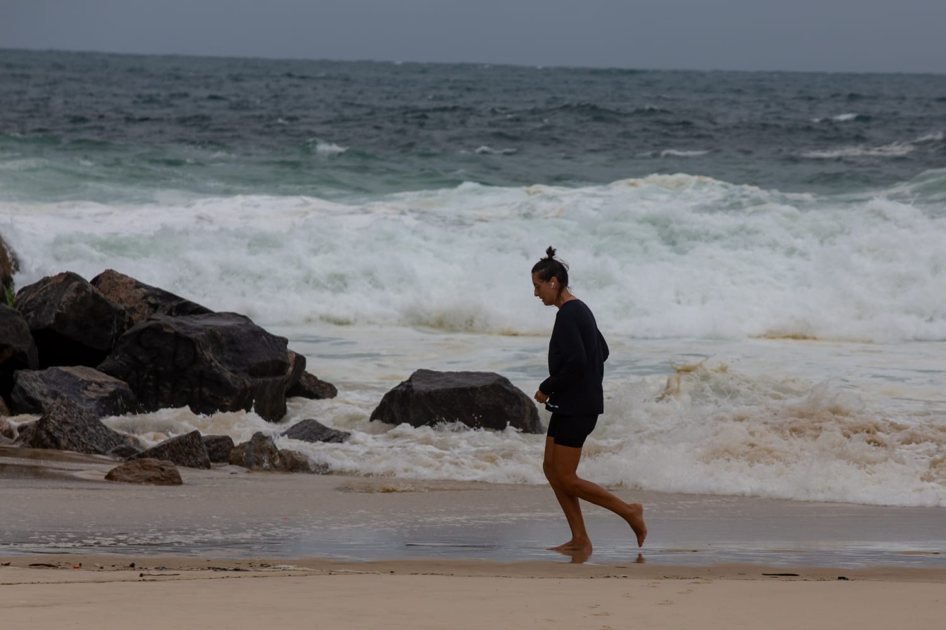 Manhã fria e chuvosa no Leme, Zona Sul, nesta segunda-feira (11) - Érica Martin / Agência O Dia