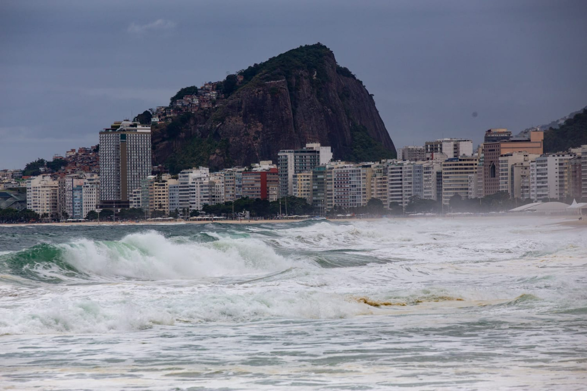 Ondas podem atingir até 3 metros de altura; alerta recomenda precaução  - Érica Martin / Agência O Dia