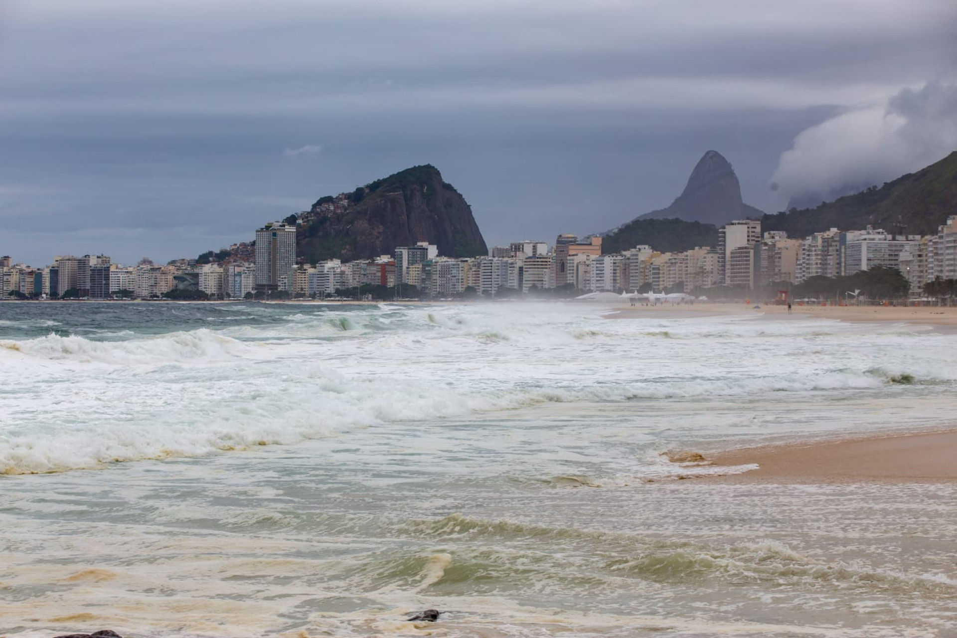 Mar estará agitado e impróprio para banho até a próxima quarta-feira (13) - Érica Martin / Agência O Dia