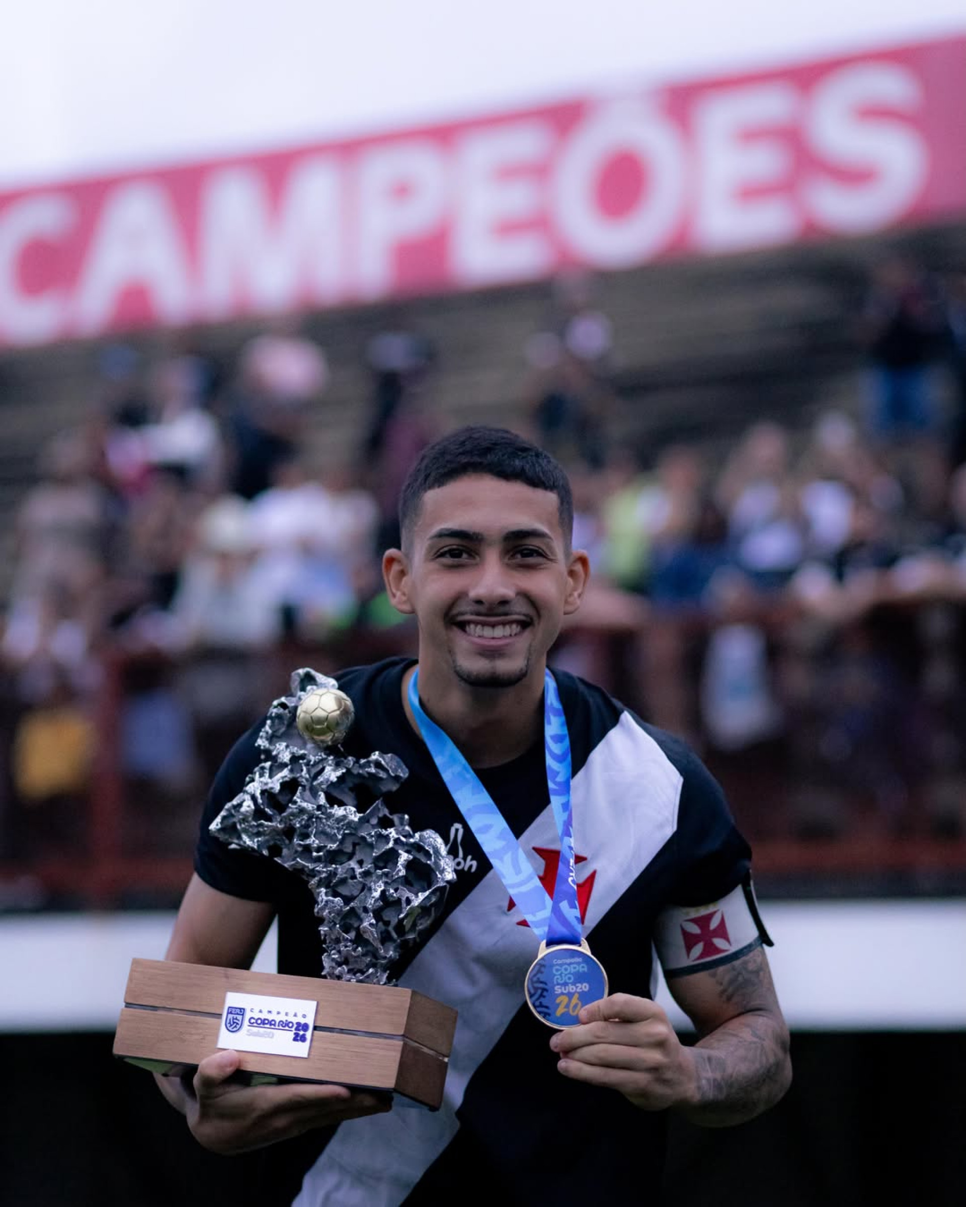 Autor do gol do título, Gustavo Guimarães celebra conquista da Copa Rio Sub-20 pelo Vasco
