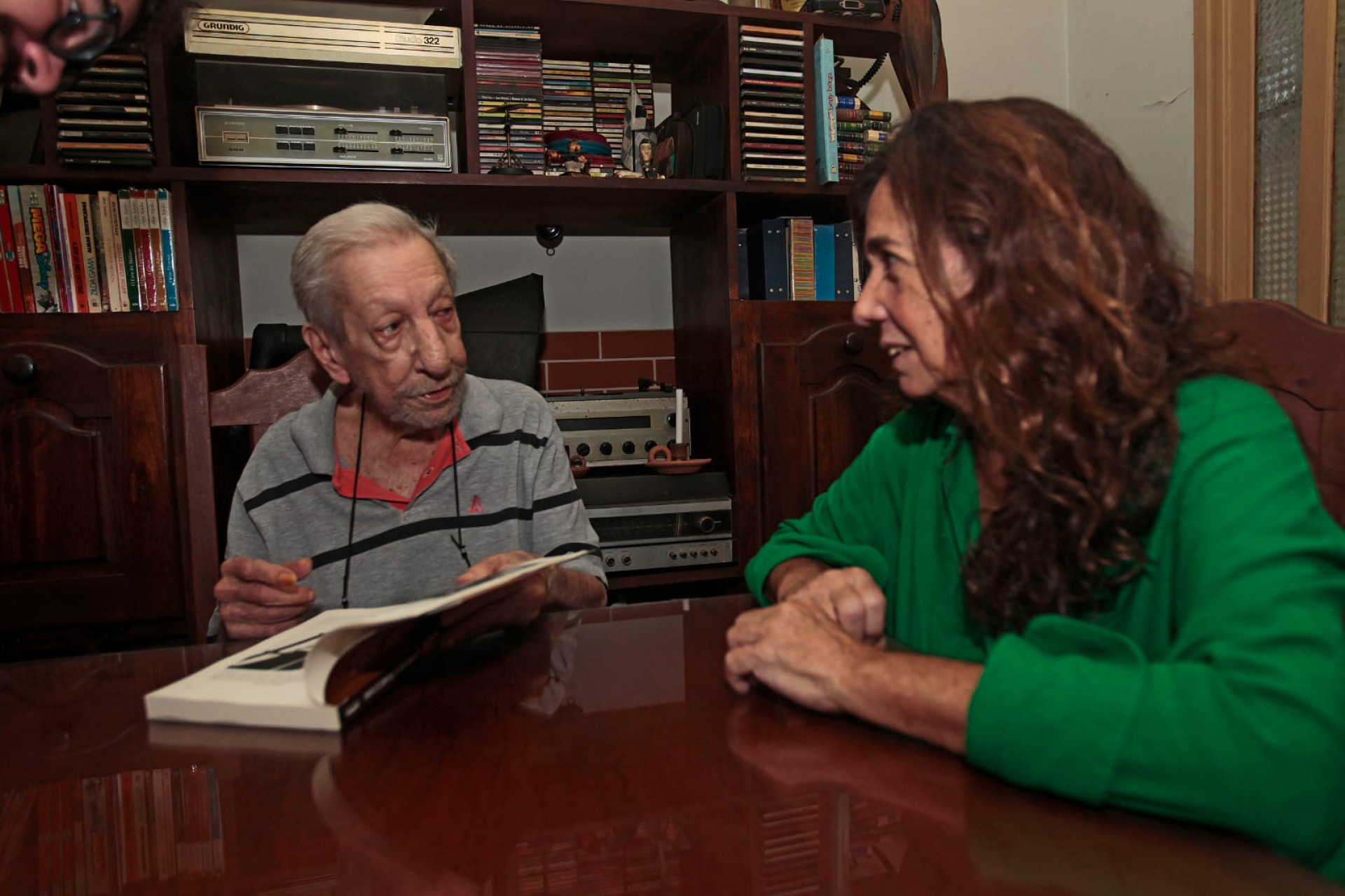 Luarlindo Ernesto e Elenilce Bottari são amigos há cerca de 40 anos - Reginaldo Pimenta / Agência O Dia