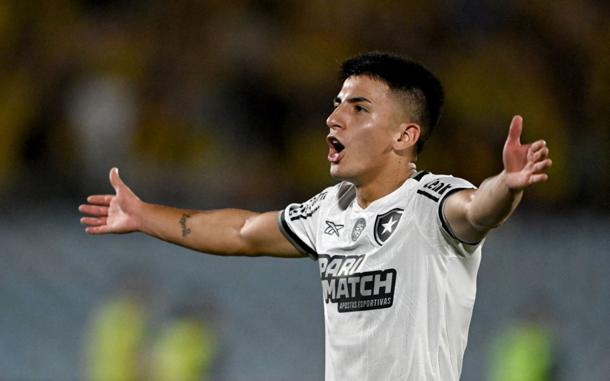 Thiago Almada em ação pelo Botafogo