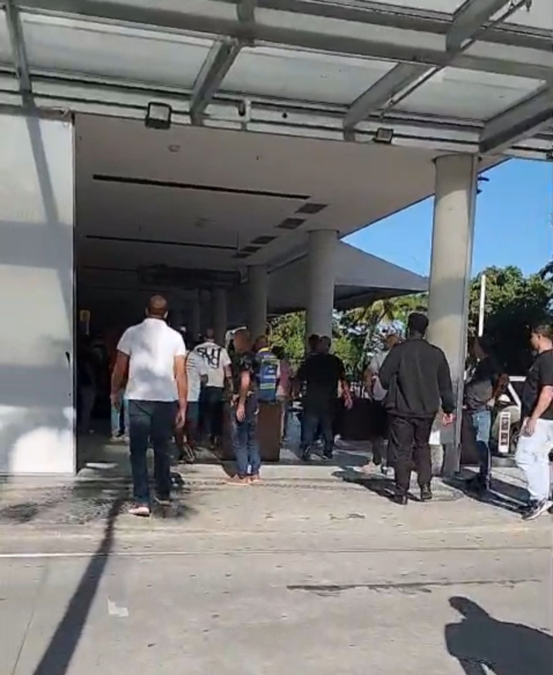 Vídeo: Taxistas e motoristas de aplicativo brigam no Aeroporto Santos Dumont
