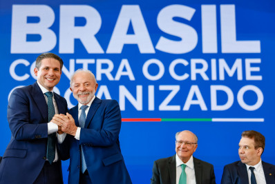 'Parte das armas apreendidas aqui vêm dos EUA, a desgraça não está só do lado de cá', diz Lula