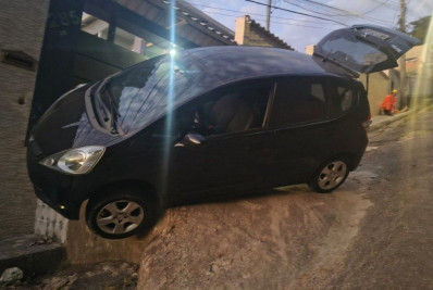 Motorista se assusta com ladeira e carro fica suspenso em garagem de BH; veja imagens