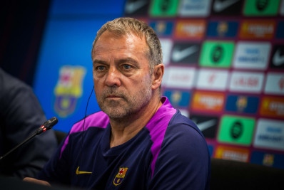 Flick confirma e celebra renovação com o Barcelona até 2028: 'Muito feliz'
