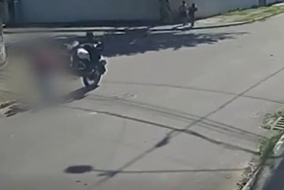 Idosa está internada em estado gravíssimo após ser atropelada por homem que empinava moto