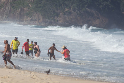 Fotos: banhistas ignoram alerta de ressaca e precisam de ajuda para sair do mar em Copacabana