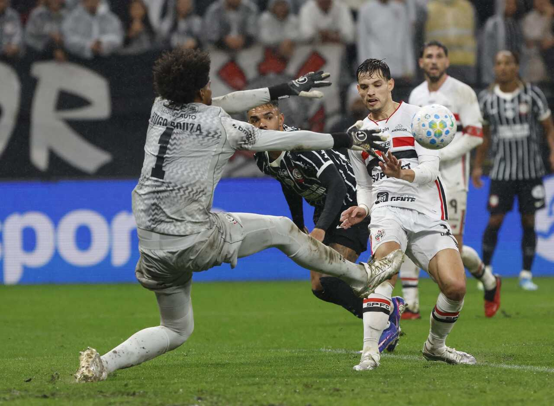 STJD denuncia Bobadilla, do S&atilde;o Paulo, por gesto contra o Corinthians
