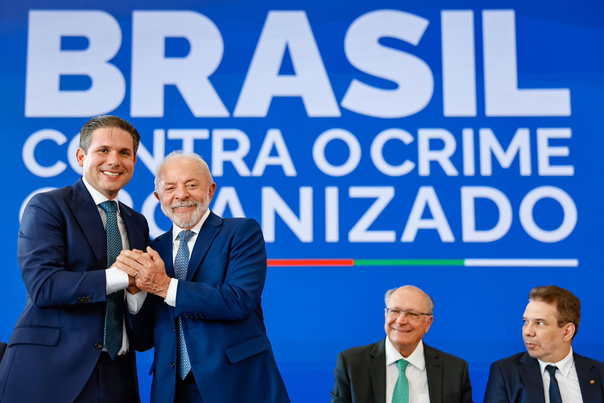 'Parte das armas apreendidas aqui vêm dos EUA, a desgraça não está só do lado de cá', diz Lula