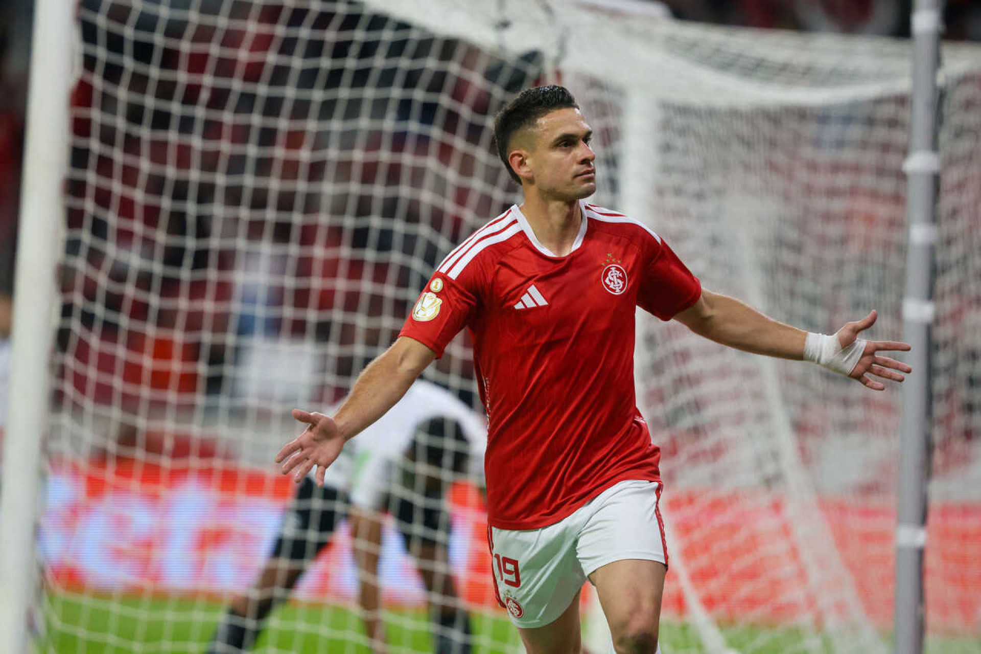 Internacional vence jogo eletrizante no Beira-Rio e carimba vaga na Copa do Brasil