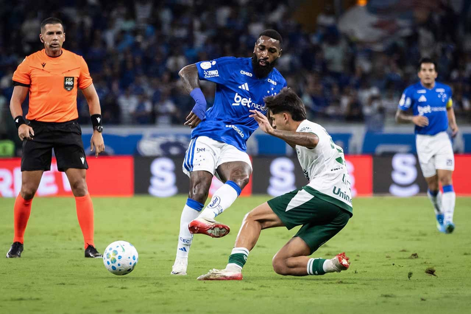 Cruzeiro perde gols em profus&atilde;o, mas vence Goi&aacute;s e avan&ccedil;a na Copa do BR