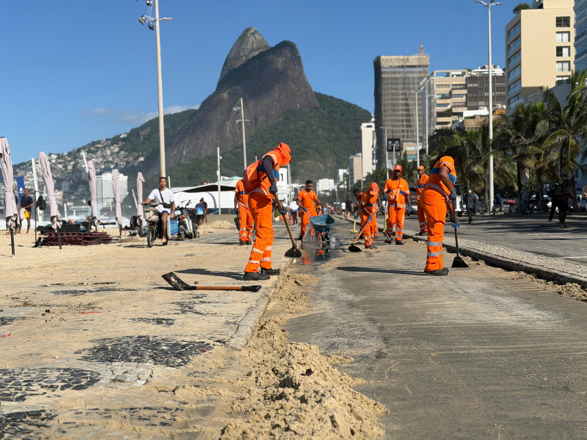 Equipes da Comlurb atuam na limpeza da orla do Leblon devido a ressaca - Divulgação/Comlurb