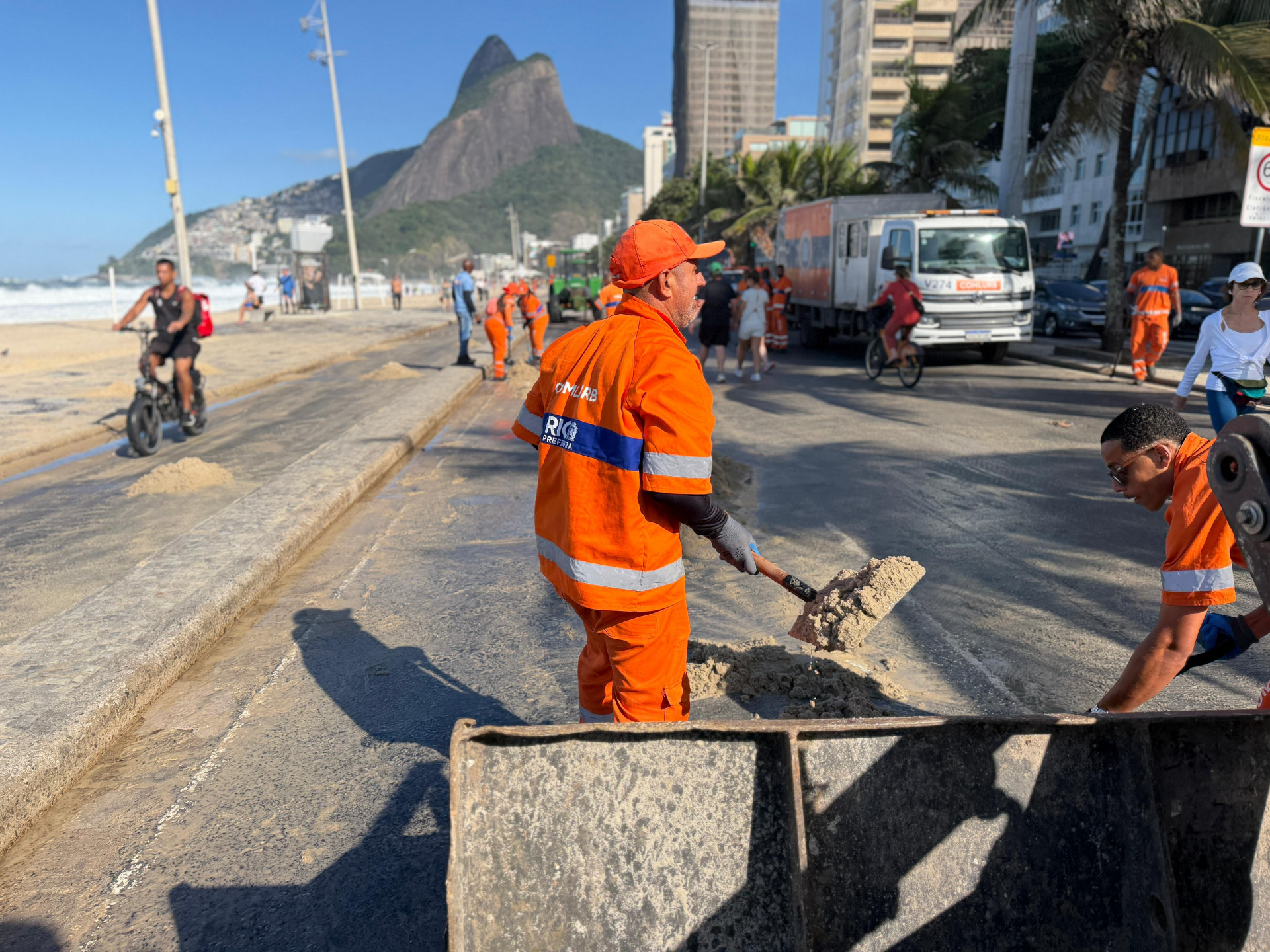 Equipes da Comlurb atuam na limpeza da orla do Leblon devido a ressaca - Divulgação/Comlurb