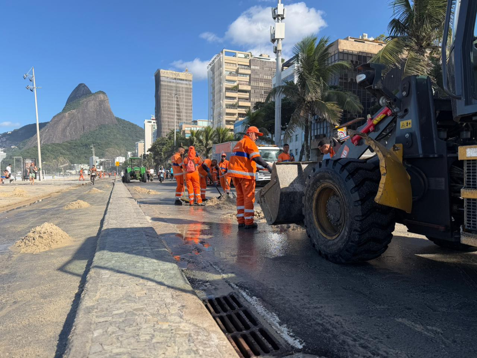 Equipes da Comlurb atuam na limpeza da orla do Leblon devido a ressaca - Divulgação/Comlurb