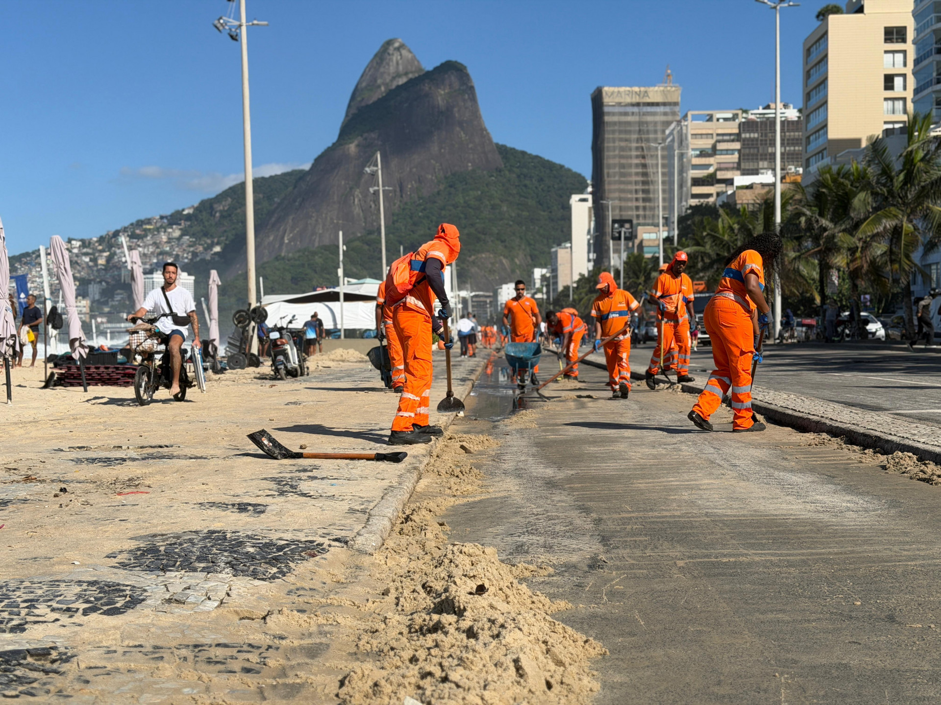 Equipes da Comlurb atuam na limpeza da orla do Leblon devido a ressaca - Divulgação/Comlurb
