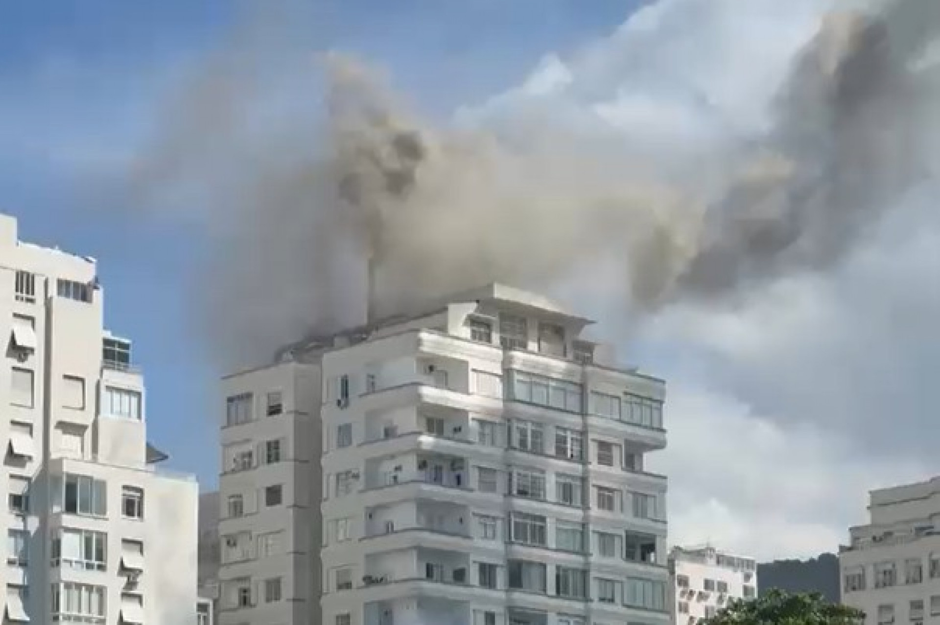 Coluna de fumaça que saiu pelo duto do restaurante pôde ser vista da orla da praia de Copacabana - Reprodução