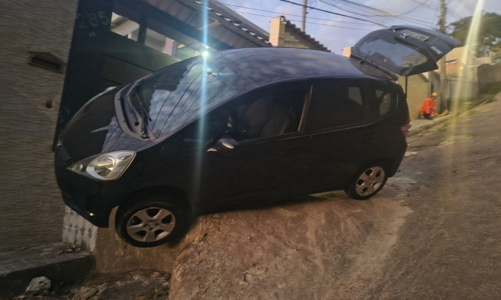 Motorista se assusta com ladeira e carro fica suspenso em garagem de BH; veja imagens