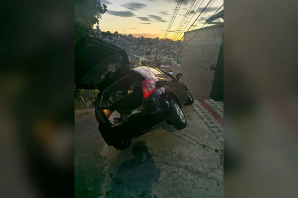 Motorista perdeu controle do ve&iacute;culo e atingiu rampa de uma garagem, onde o carro ficou preso - Divulga&ccedil;&atilde;o / CBMMG