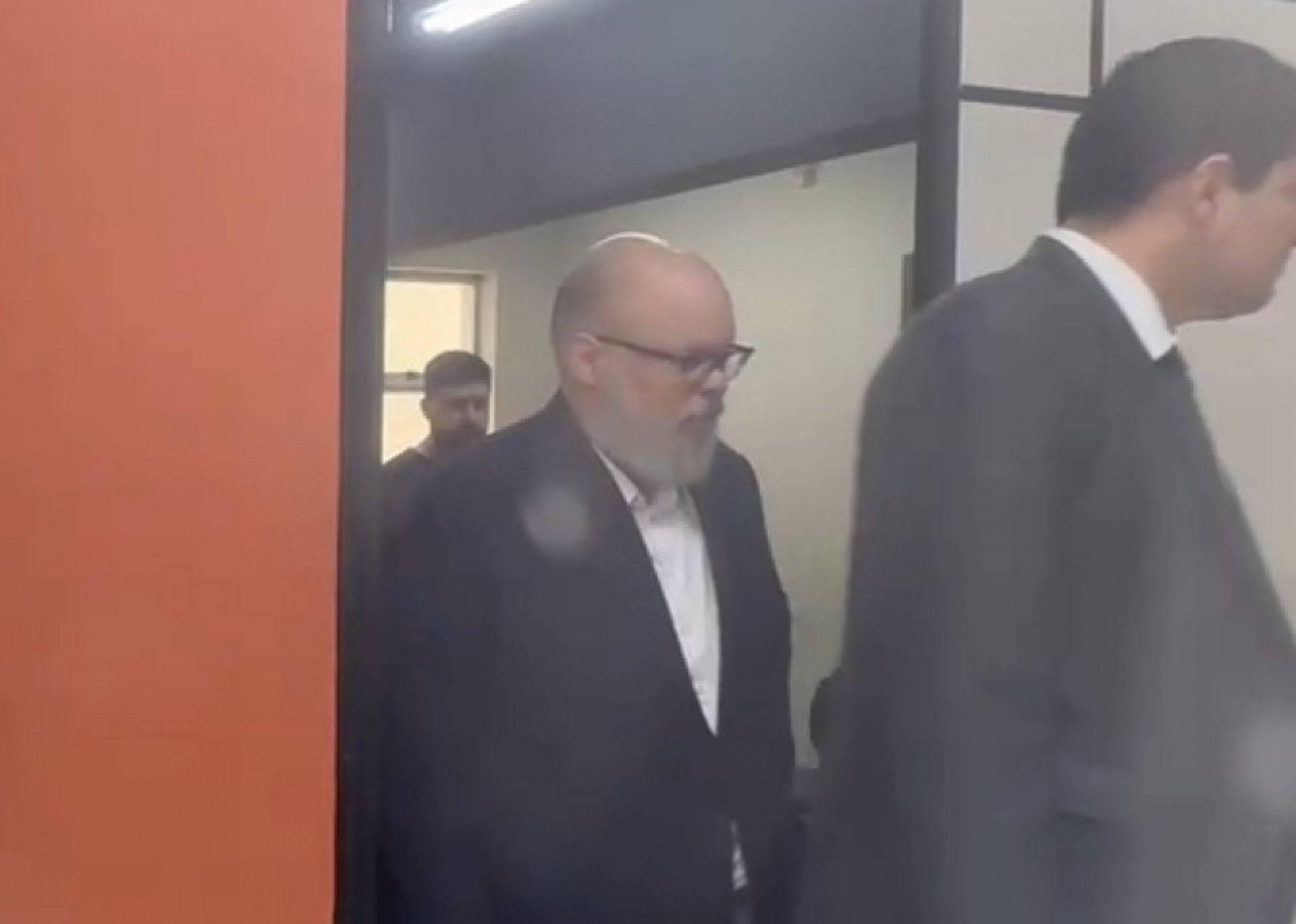 Ed Motta deixou a 15ª DP (Gávea) com o advogado - Fred Vidal / Agência O Dia